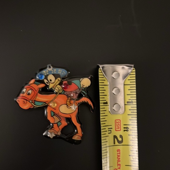 VINTAGE DESIGNS FROM THE DEEP BROOCH WITH DAFFY DUCK! - Picture 3 of 3